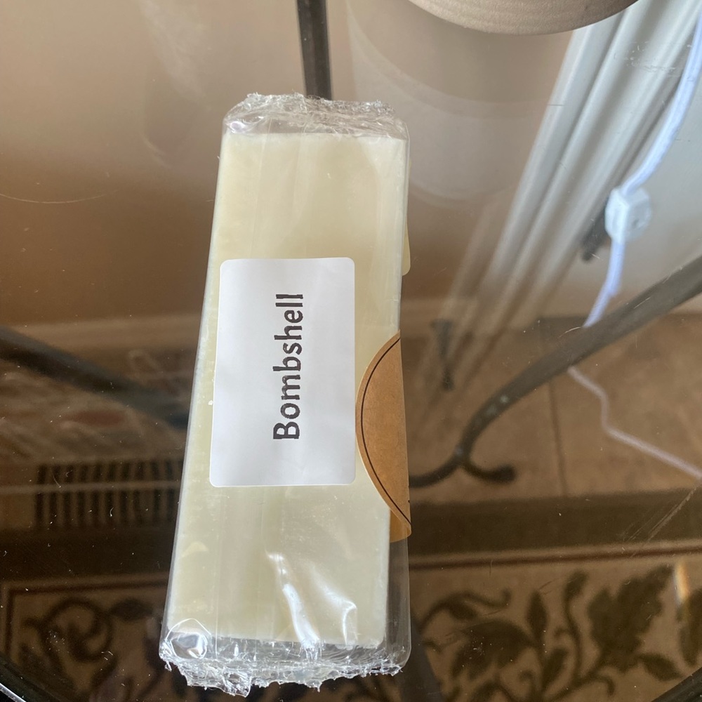Bombshell 100% Soy Wax Melts - Picture 5 of 11